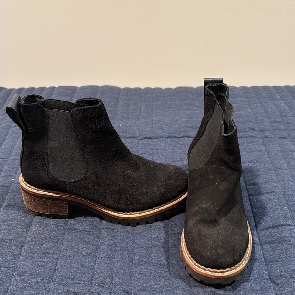 Black Chelsea Ankle Boots with Elastic Panels